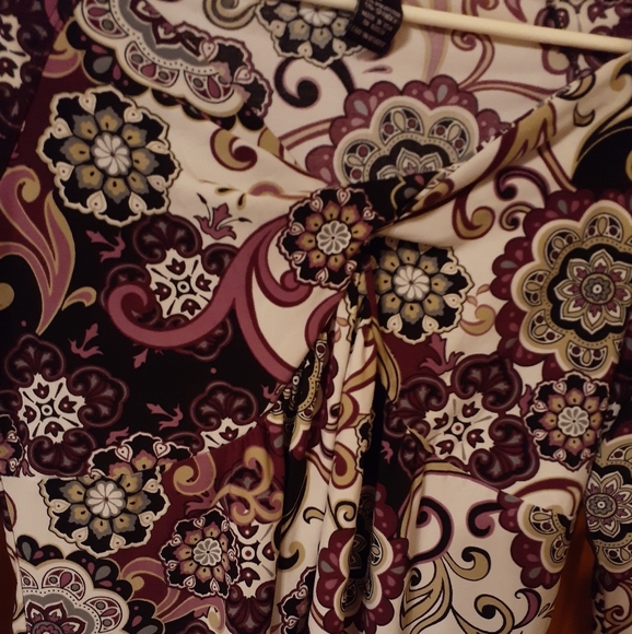 Women's Blouse quarter sleeves beautiful abstract dips in the front - Picture 2 of 5